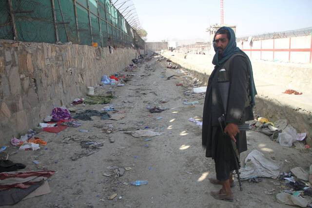 8月27日，一名阿富汗塔利班人员站在喀布尔机场附近的爆炸现场。（新华社发，塞夫拉赫曼·萨菲摄）
