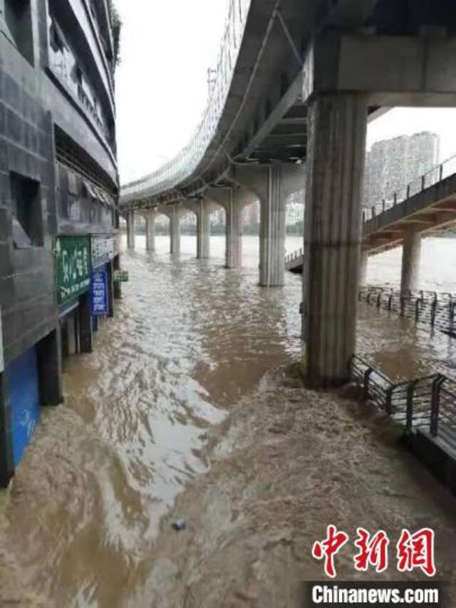 四川达州：2021年最大洪峰过境主城区 沿河门市进水