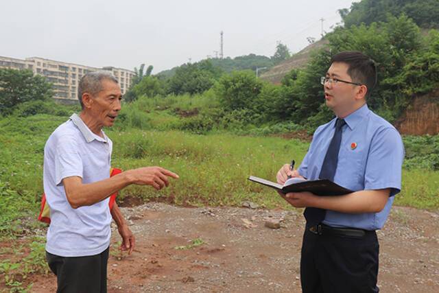 图③近日,重庆市荣昌区检察院检察官针对某街道露天垃圾整治情况进行回访。记者李立峰通讯员周光子摄