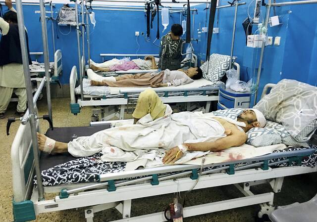 喀布尔机场爆炸后，大批民众受伤住院。