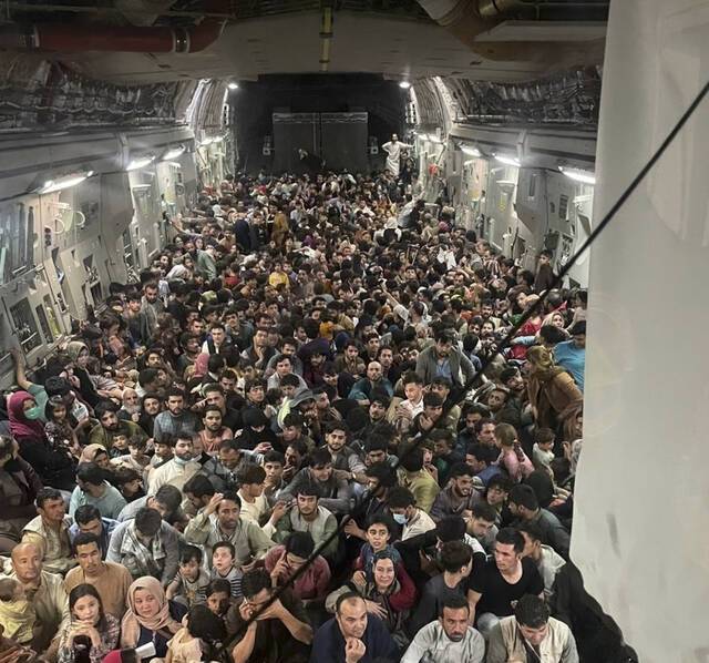 15日，一架美军运输机内，挤满撤离阿富汗的民众