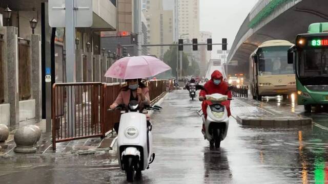 河南继续发布暴雨蓝色预警：郑州等地局地降水量将超100毫米