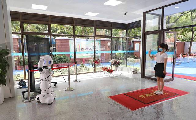 在上海市卢湾中学，老师正在与机器人打招呼。何思哲摄