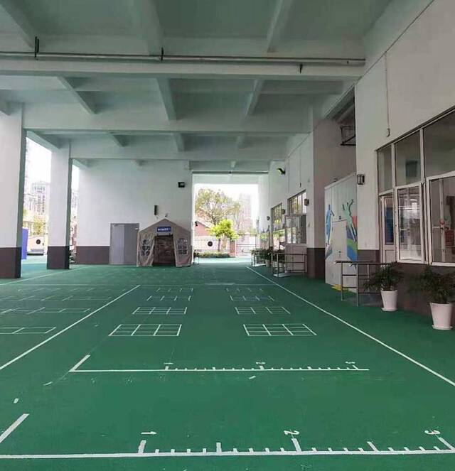 复旦大学附属徐汇实验学校增加了近800平米的塑胶运动场地。澎湃新闻记者朱伟辉图