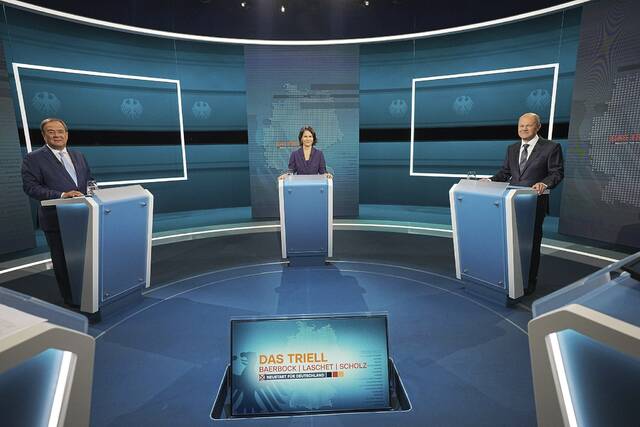 当地时间2021年8月29日，德国柏林，德国大选不到1个月将登场，准备接任总理默克尔的3名候选人举行第一场电视辩论会，从左到右分别是拉舍特、贝尔伯克和朔尔茨。视觉中国图