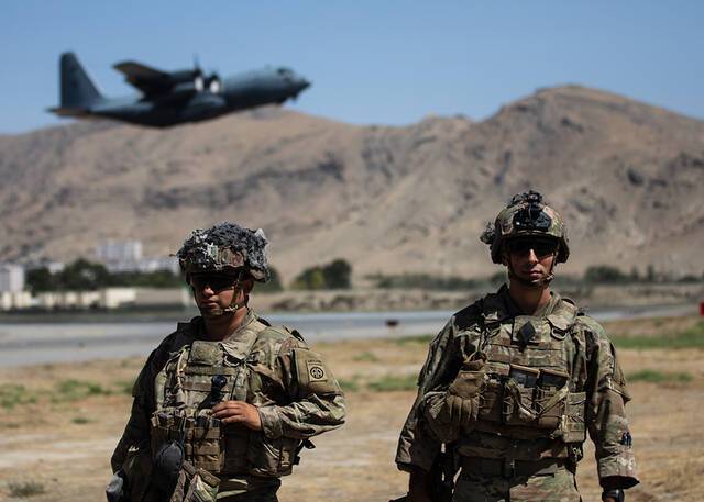 当地时间2021年8月25日，阿富汗喀布尔，美军在喀布尔机场协助相关人员进行撤离。