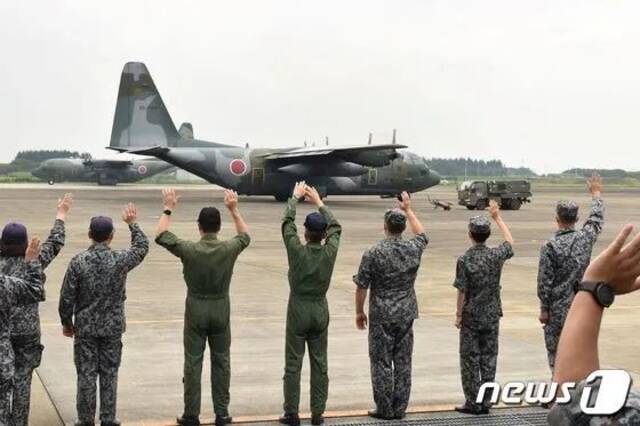 当地时间24日，日本自卫队C-130运输机准备起飞接回在喀布尔的日方人员，图源：韩媒