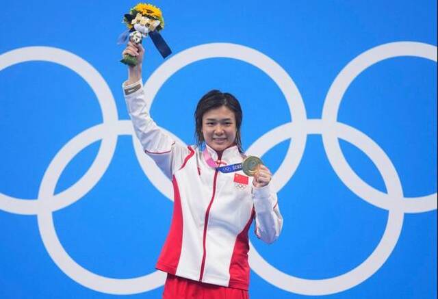 中国选手施廷懋在东京奥运会颁奖仪式上新华社记者许畅摄