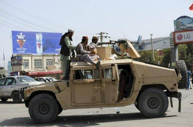 阿富汗塔利班开着缴获的美制悍马越野车