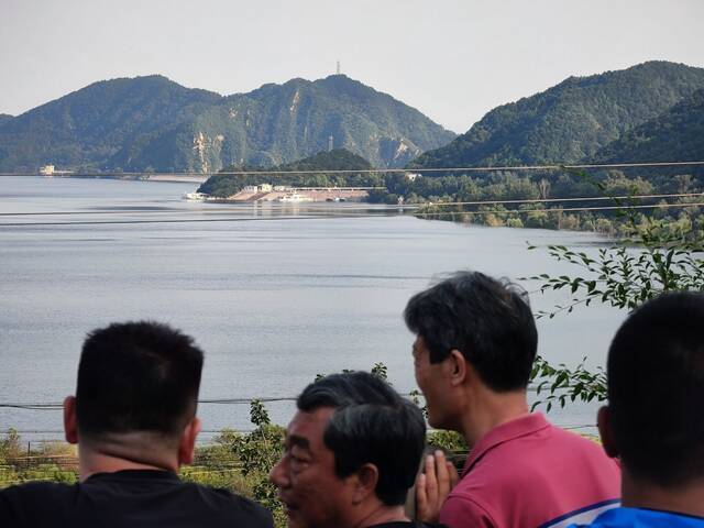 8月30日，水库蓄水量超过历史最高水位，吸引了不少游客前来看水。新京报记者王巍摄