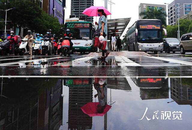 台北市，市民佩戴口罩出行。