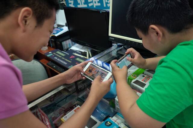 两位学生在玩手机游戏。新京报记者郑新洽摄
