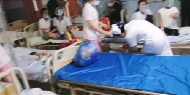 多名学生在医院输液（视频截图）