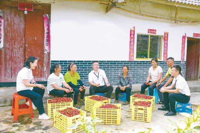 近日，四川省古蔺县纪检监察干部在二郎镇风光村向村民了解“一卡通”发放情况。苏海鹏摄