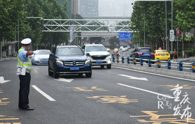 交巡警在路边执勤邹乐摄