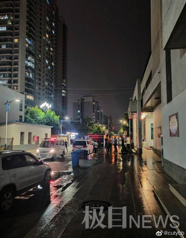 警车、救护车来到案发现场（网友供图）