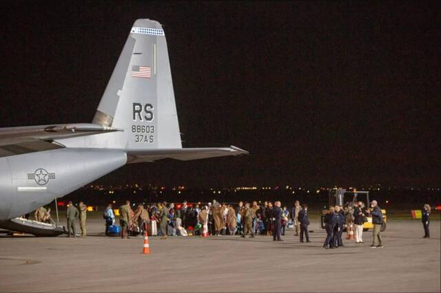 最后一批美军及部分美侨从喀布尔机场撤离。图源：美联社