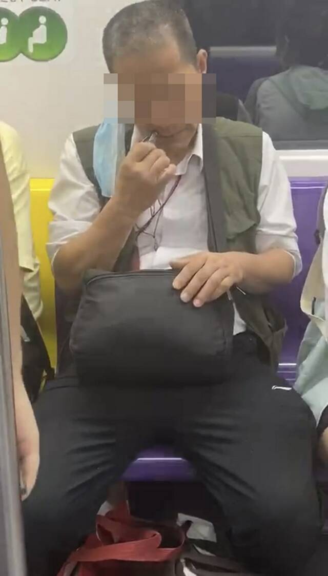 上海地铁内男子用指甲钳“沉浸式”修胡子米女士供图