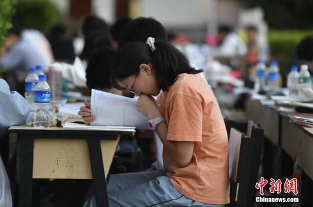 资料图：学生在进行例行考试。中新社记者刘冉阳摄