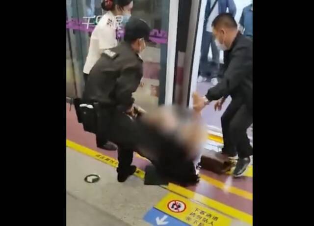 目击者还原女子被西安地铁保安拖拽：被老人骂“女流氓”后起争执，保安以为老人被打