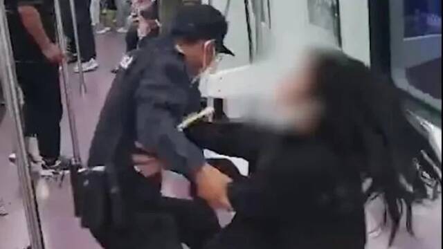 “地铁保安拖拽女乘客”致其身体大面积裸露，警方介入！