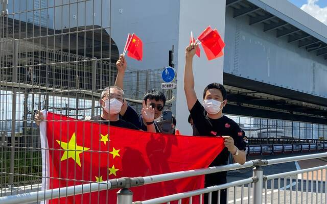 有明体育馆外的中国球迷。7月25日中国女排东京奥运会首秀，有中国球迷赶来助阵。新京报记者徐邦印摄