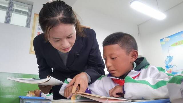 从帐篷到教室 青海玛多地震灾区1216名学生异地安置上学