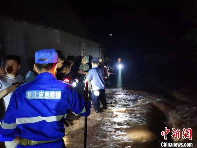 湖北两名村干部转移村民被困洪水 警民及时营救