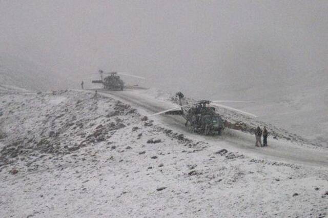 ▲当时，两架直升机在暴风雪中紧急迫降。图据网络