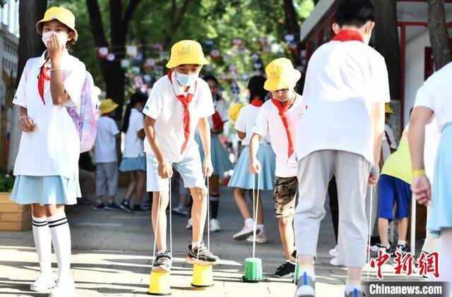 9月1日，北京140万中小学生开学。图为北京十一学校丰台小学学生进行踩高跷游戏。张兴龙摄