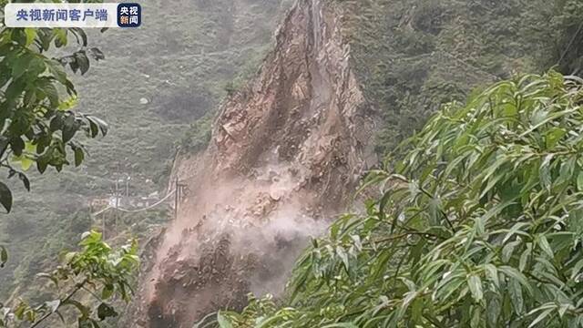 四川康定市麦崩乡通乡公路发生山体崩塌 群众出行受阻