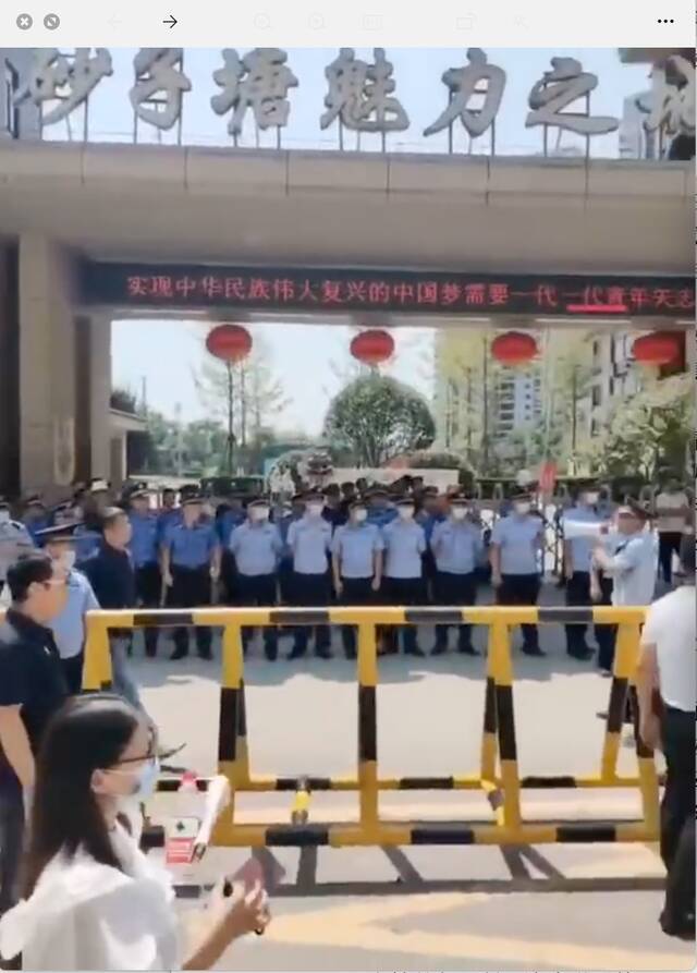 长沙万科魅力之城小学门口，警方值守。视频截图