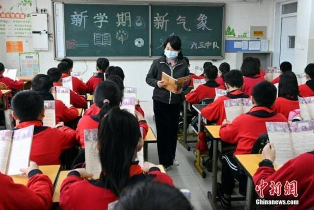 资料图：学生们开启新学期第一节课。中新社记者翟羽佳摄