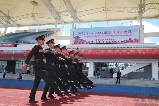 承训部队教官表演踢正步（校党委宣传部杜兆军摄）