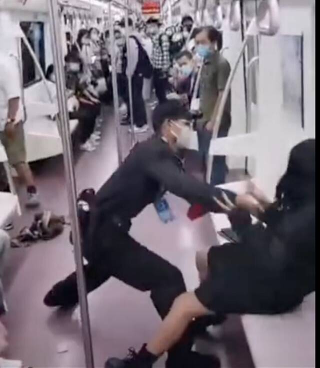 “地铁保安拖拽女乘客”视频引争议！最新进展！