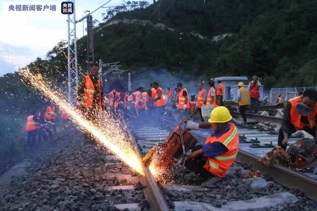 成昆铁路复线关键节点冕宁站站场改造顺利完成