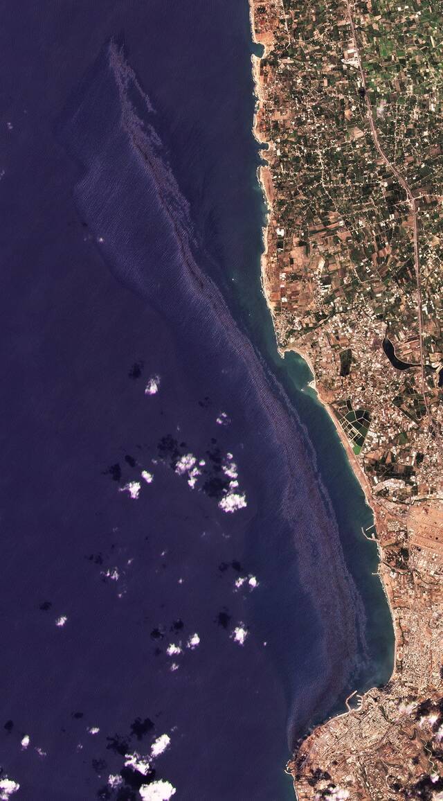 当地时间2021年8月24日，卫星图像显示，叙利亚巴尼亚斯附近的海岸出现石油泄漏。人民视觉图