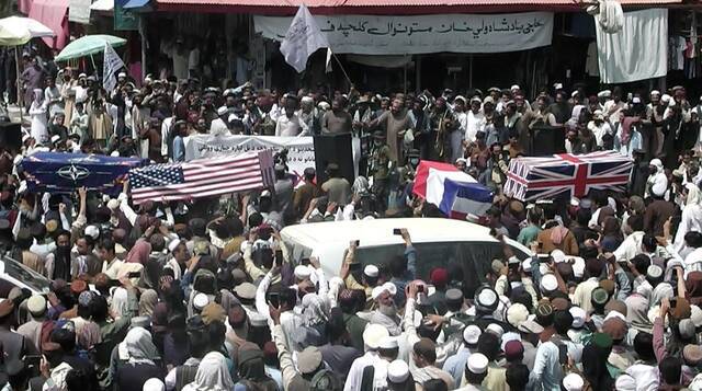 阿富汗塔利班支持者“抬棺游行”，庆祝美军撤离图自社交媒体