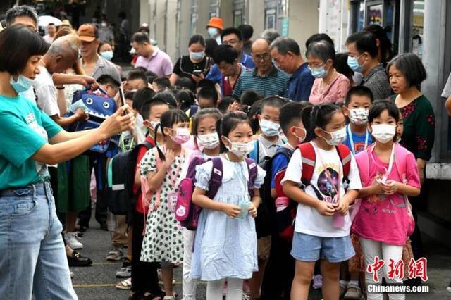 家长送一年级新生入学。王东明摄