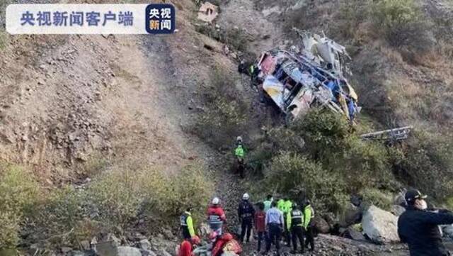 一长途客车在秘鲁中央公路坠崖 至少17人遇难