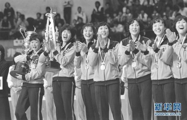 1981年11月16日，中国女排在第三届女排世界杯颁奖仪式上。新华社发图片来源：新华网