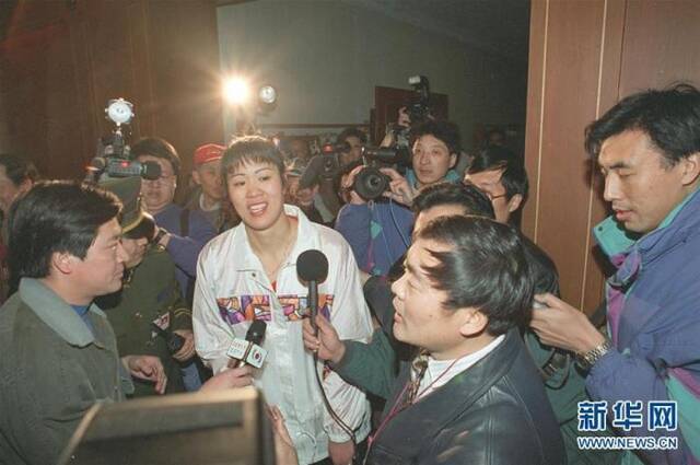 1995年，郎平从美国归来出任中国女排主教练。新华社记者官天一摄图片来源：新华网