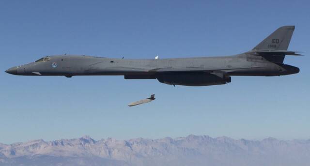 美国空军B-1B轰炸机发射AGM-158空射巡航导弹。