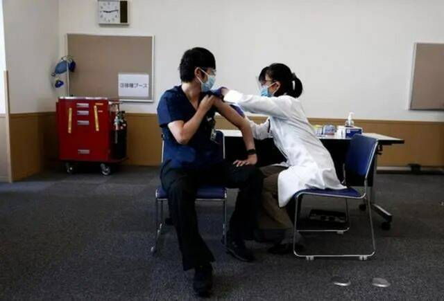 2月17日，医护人员在日本东京接种疫苗（新华社发，贝赫鲁兹·迈赫里摄）