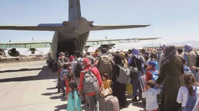 图源：阿富汗民众坐飞机撤离。