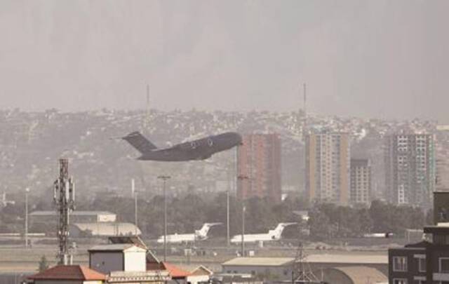 图说：美军飞机飞离喀布尔机场。图源：GJ（下同）