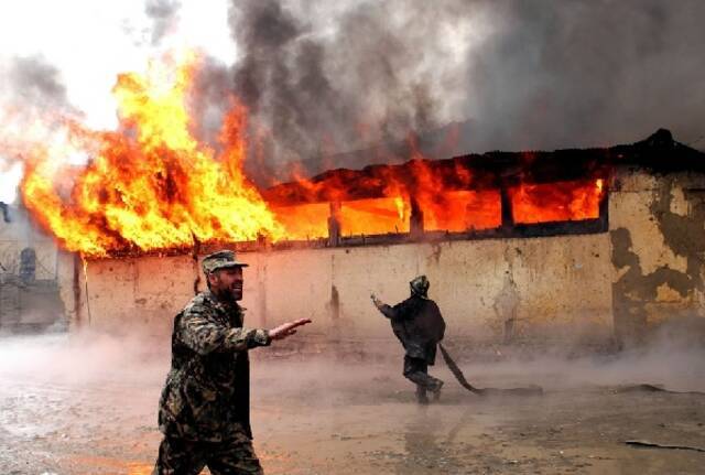 ↑2002年12月19日，喀布尔市中心一仓库起火。新华社记者汪亚雄摄