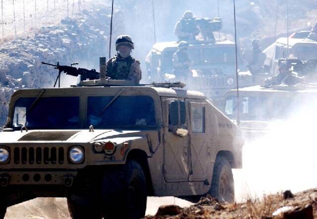 ↑2003年12月16日，驻阿富汗的美军在瓦尔达克省巡逻。新华社记者王雷摄