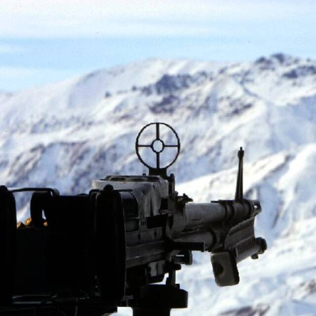 ↑2005年1月6日，一架美军直升机在帕克蒂亚省的雪山上空巡逻。新华社记者侯俊摄