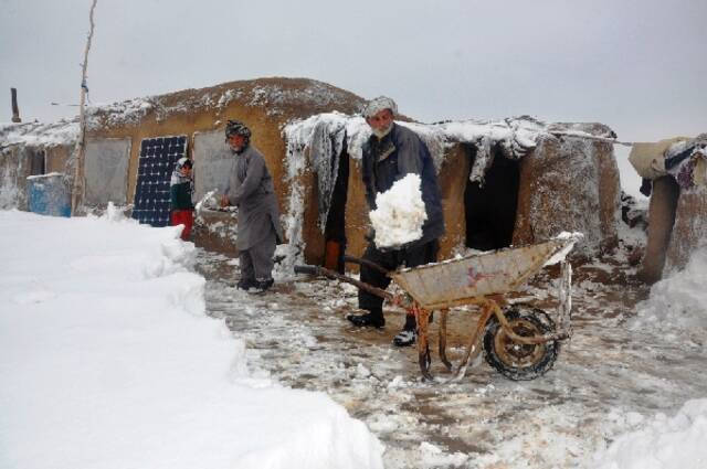 ↑2017年2月19日，阿富汗北部遭遇大雪极寒天气。这是人们在朱兹詹省希比尔甘清理积雪。新华社发（穆罕默德·贾恩·阿里亚摄）